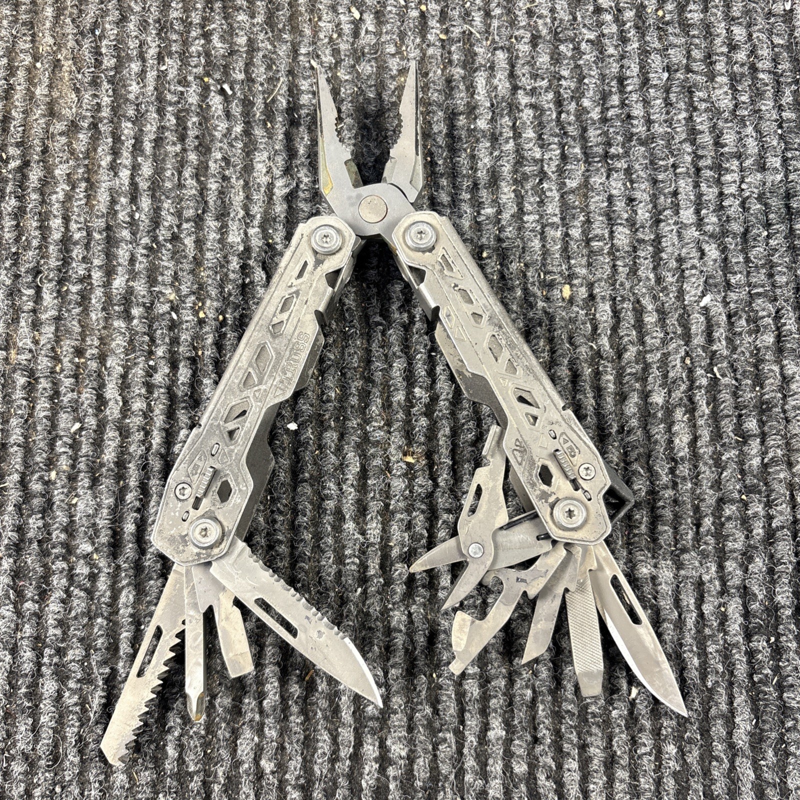 One Gerber Truss 17-in-1 Pliers Multi Tool TSA – Gray (015)