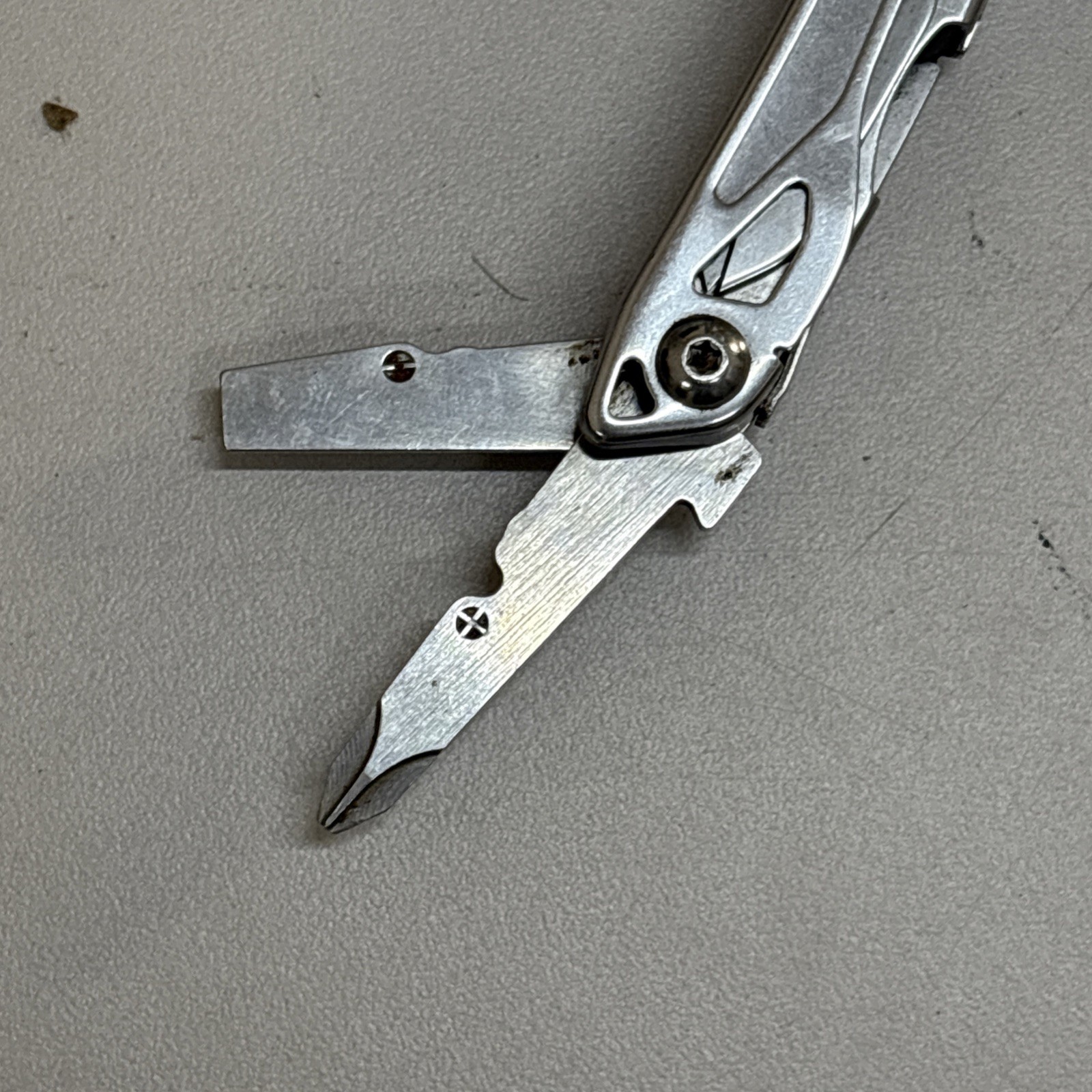 Leatherman Wingman Multitool with 14 tools Needle Nose pliers, wire cutter (032)