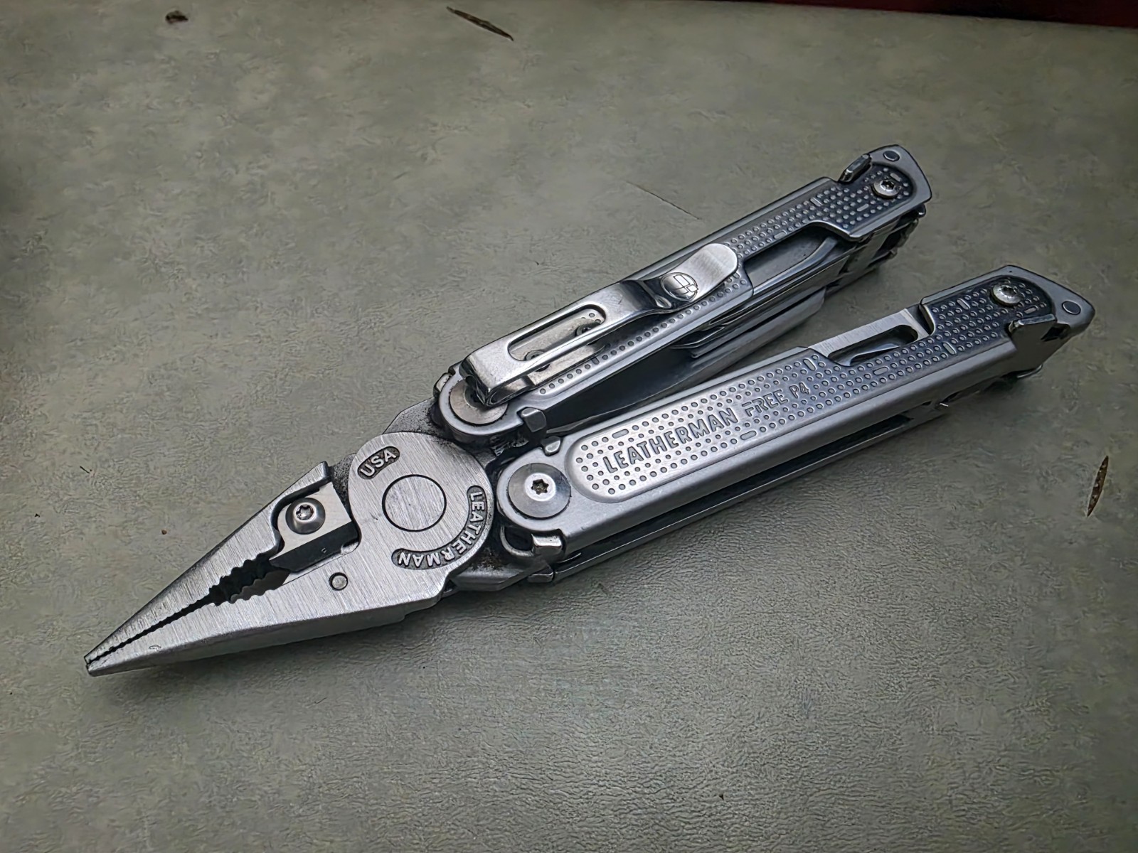 LEATHERMAN FREE P4 STAINLESS STEEL MULTI-TOOL