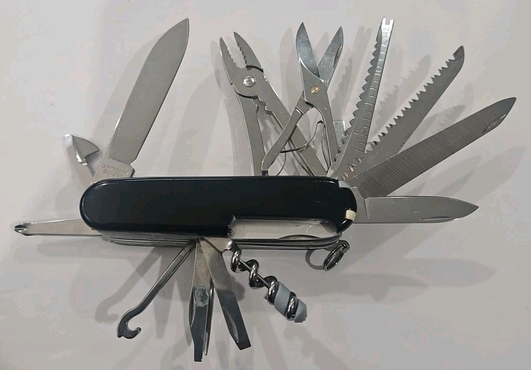 Victorinox SwissChamp Swiss Army Knife 33 Function Multi Tool Pocket Black L2