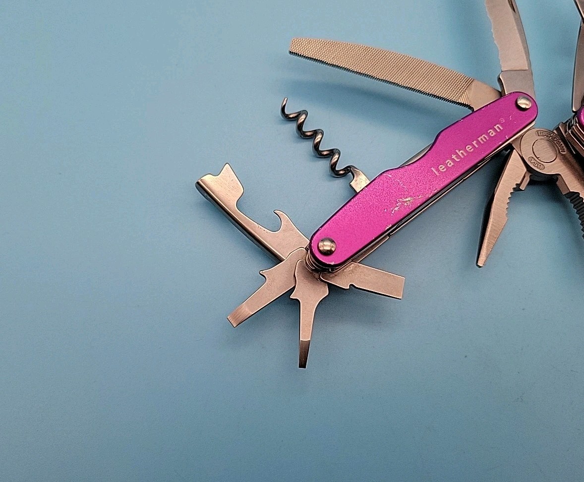 Leatherman JUICE XE6 Multi-Tool – Dated 0701 – Purple – Knife, Pliers – RETIRED