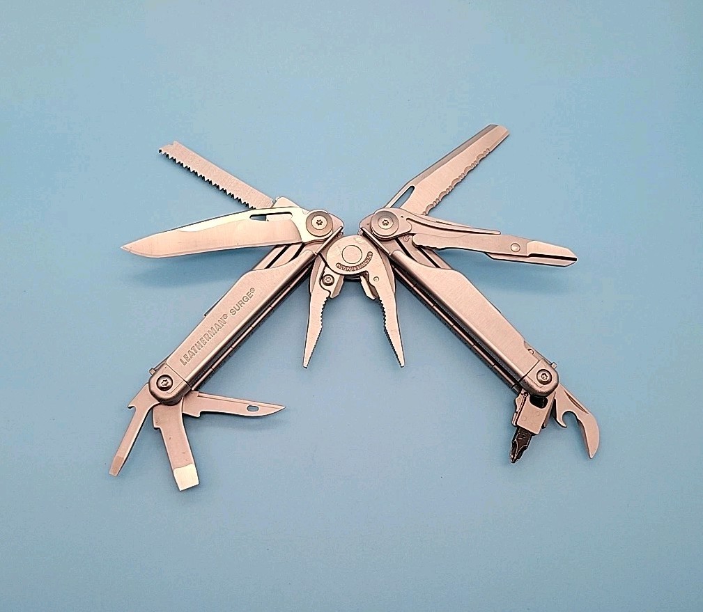Leatherman Surge Multi-Tool w/ Sheath – Dated 1217 – Silver – Pliers, Knife