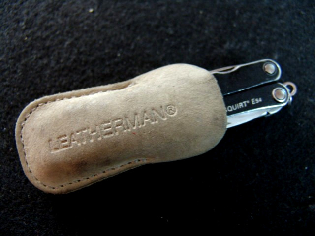LEATHERMAN SQUIRT ES4-ELECTRICIAN WIRE STRIPPER MULITOOL-RETIRED- LEATHER POUCH