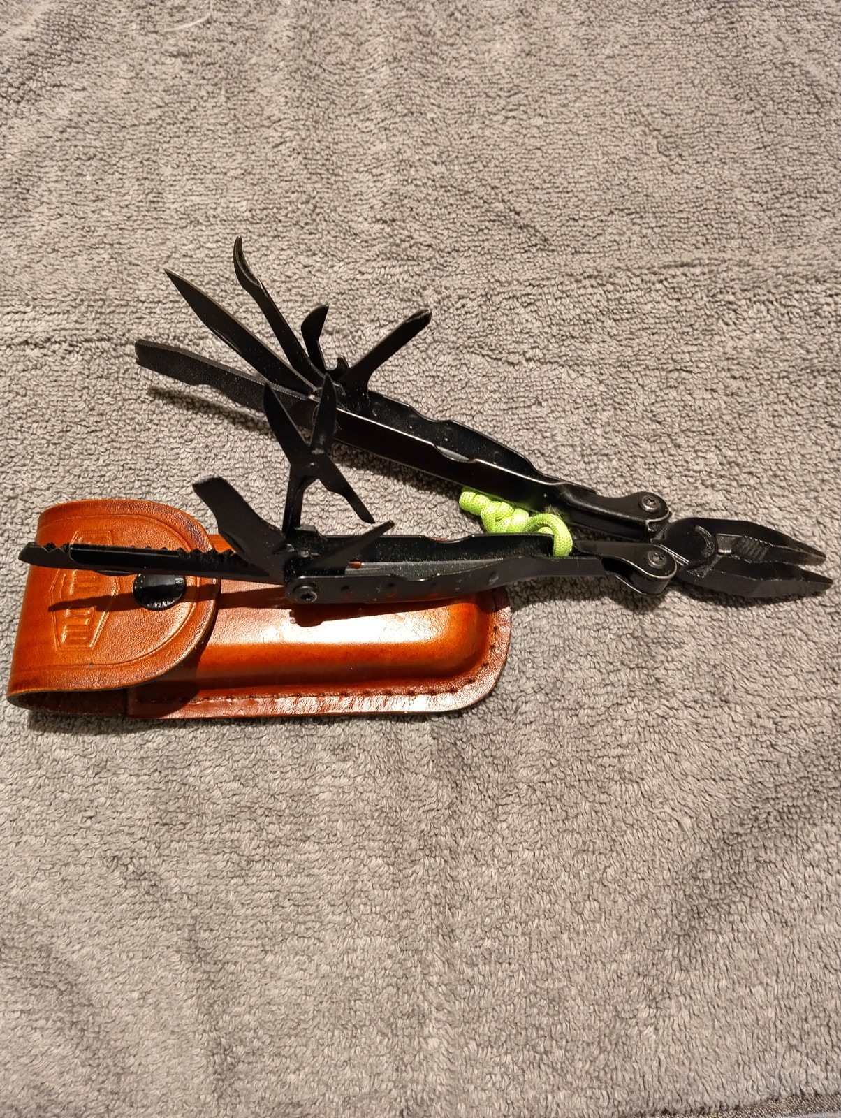 SCHRADE TOUGH TOOL Multitool/Black Finish with Leather Sheath