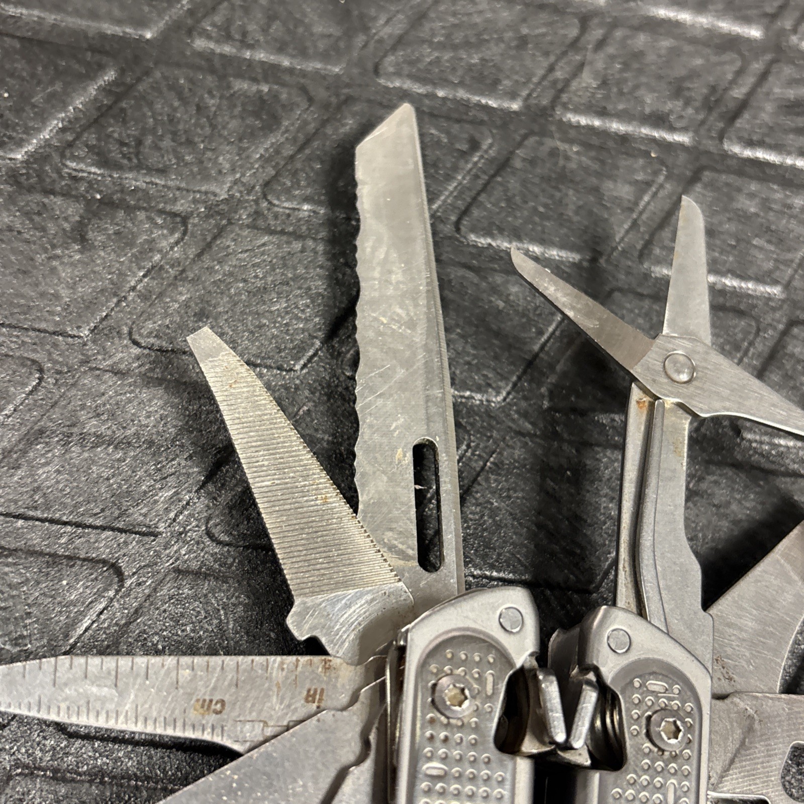 Leatherman Free P4 One Hand Opening Multi Tool Retired Rare Nice Condition
