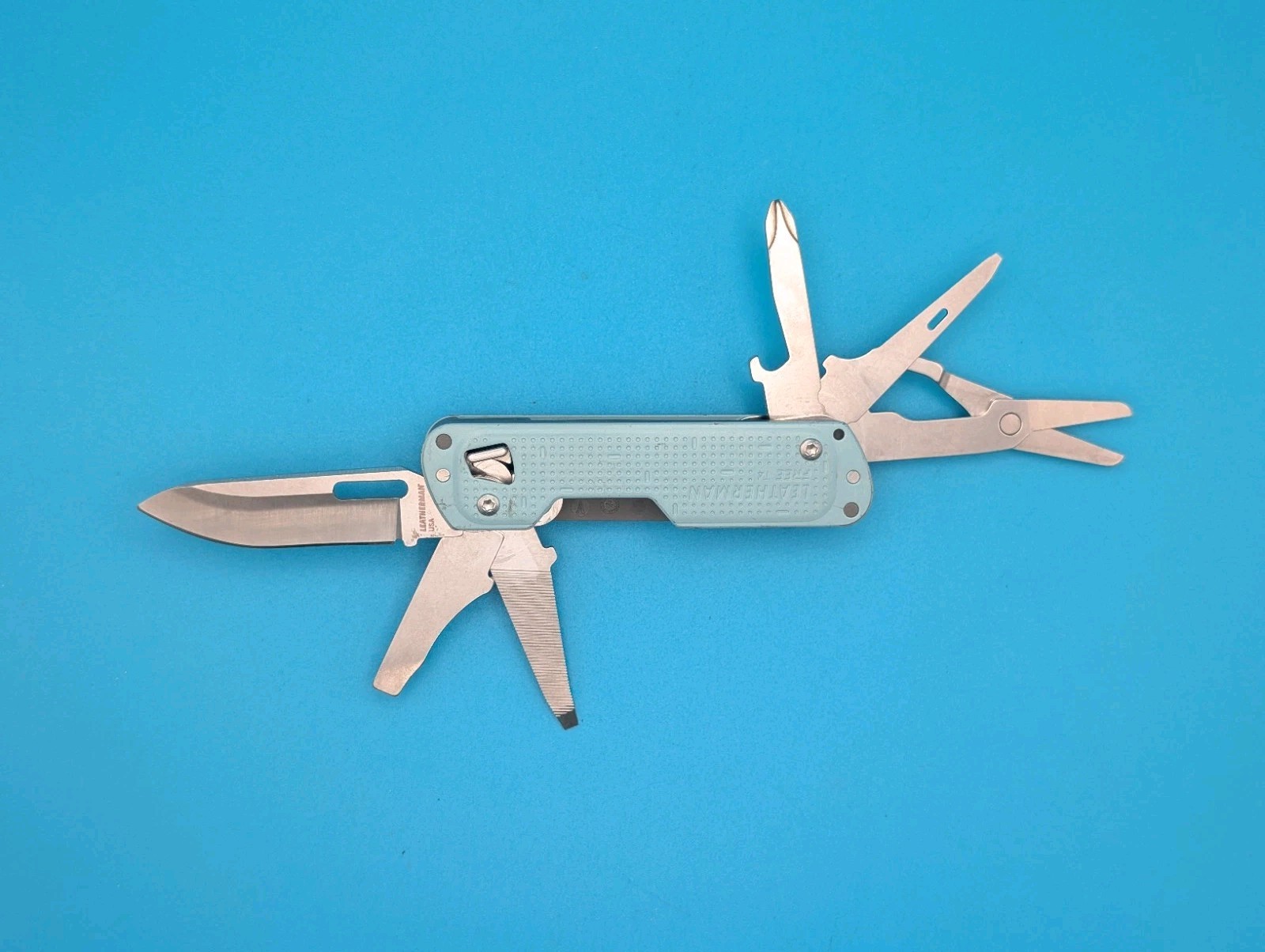 Leatherman FREE T4 Pocket Knife Multi-tool! Teal! RETIRED!