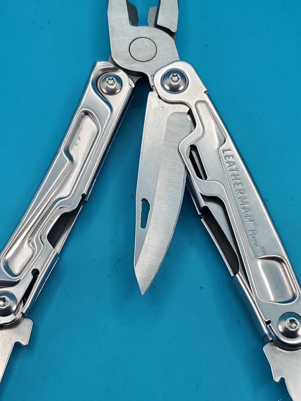Leatherman Rev 3.8″ Multi-Tool, Stainless! *MINOR RUST ON ITEM*