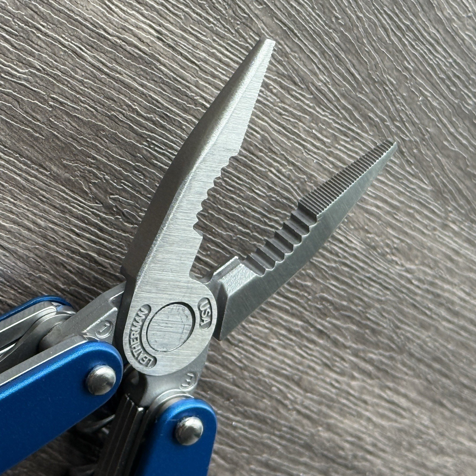 Leatherman Juice CS4 Glacier Blue multitool. New With Box