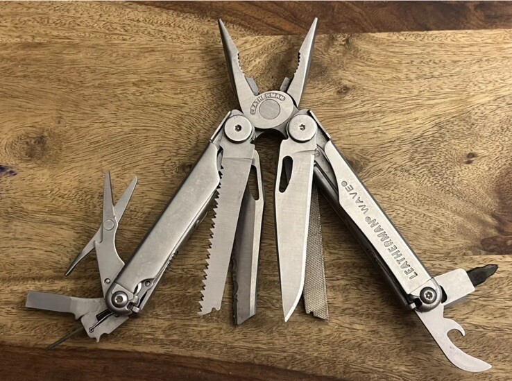 Leatherman Wave Multi-Tool Knife w/Beautiful Sheath 17 Tools