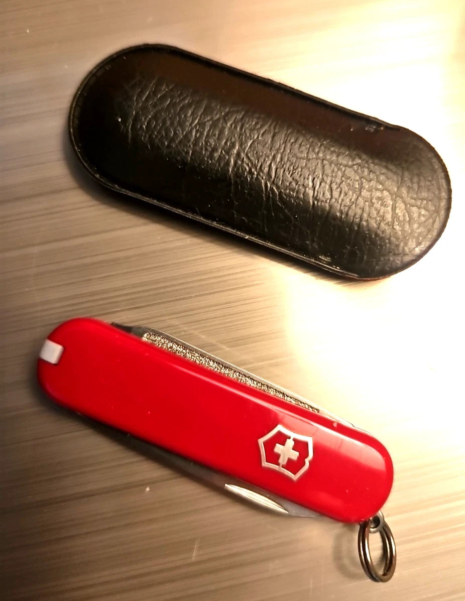 New Victorinox CLASSIC SD Swiss Army Knife Red New in Box
