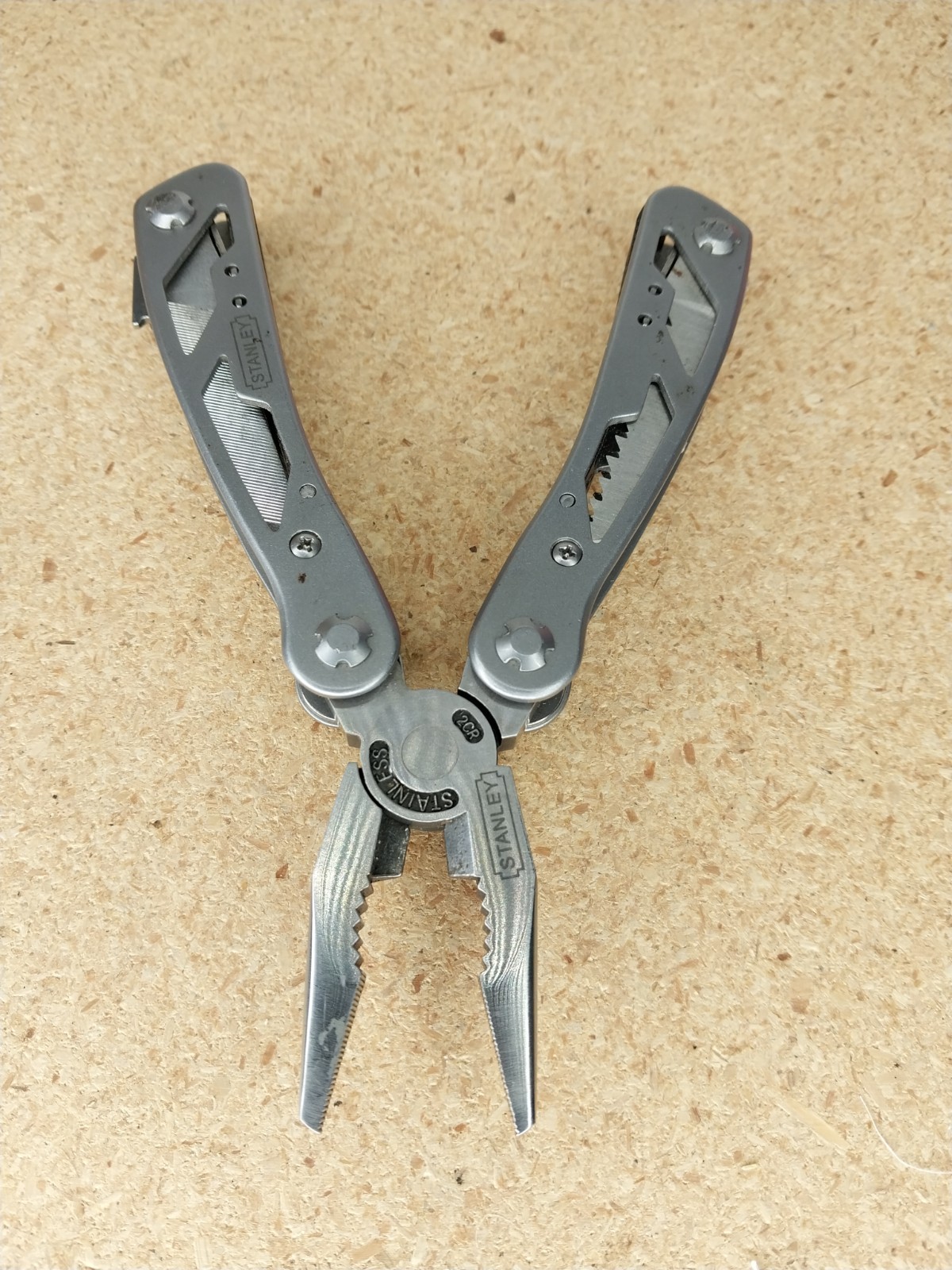 STANLEY MUTI TOOL STAINLESS 2CR 9 TOOL FUNCTIONS