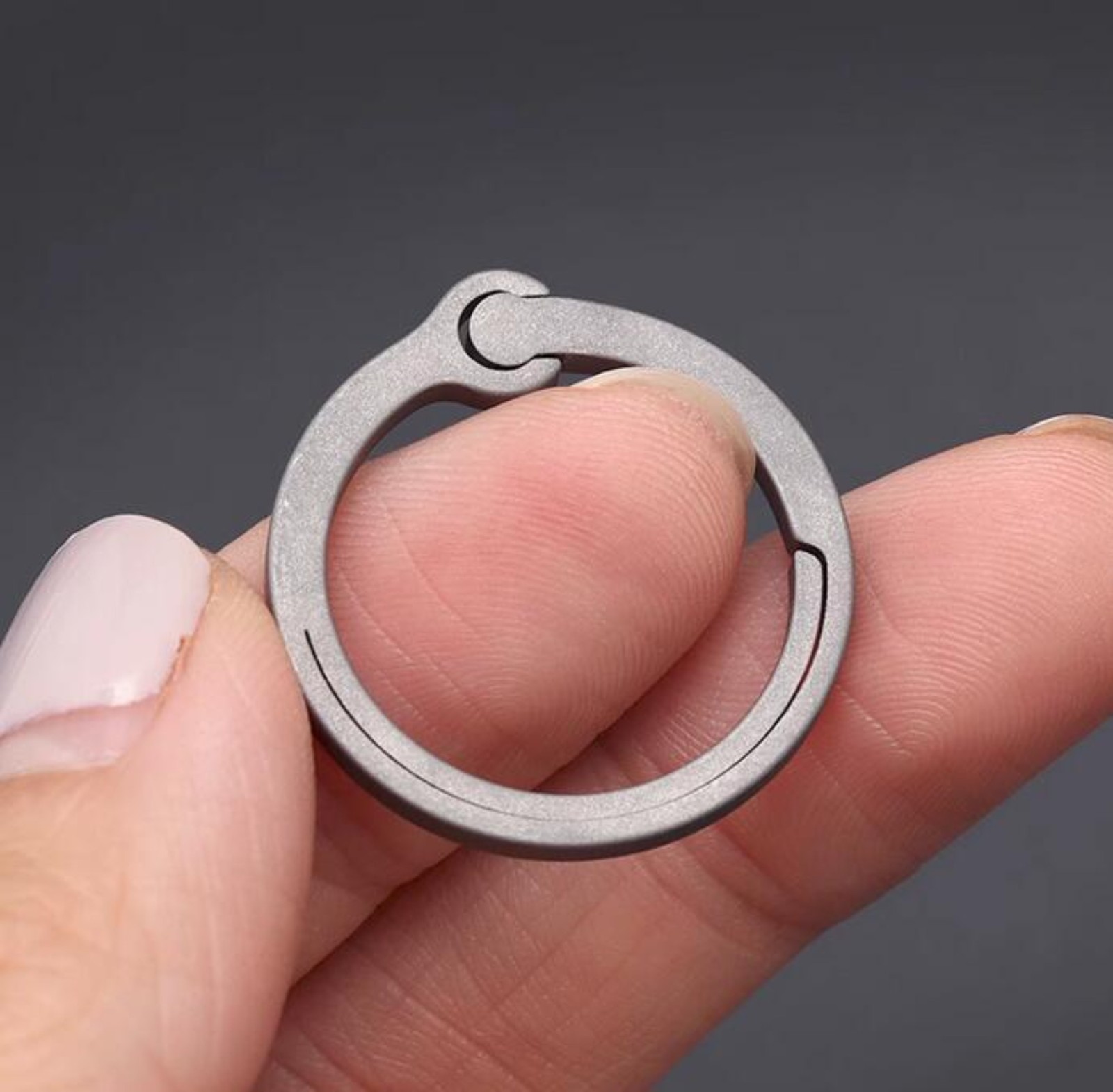 EDC 1 PC Small Portable Titanium Alloy Key Ring Buckle Openable Car Keyring