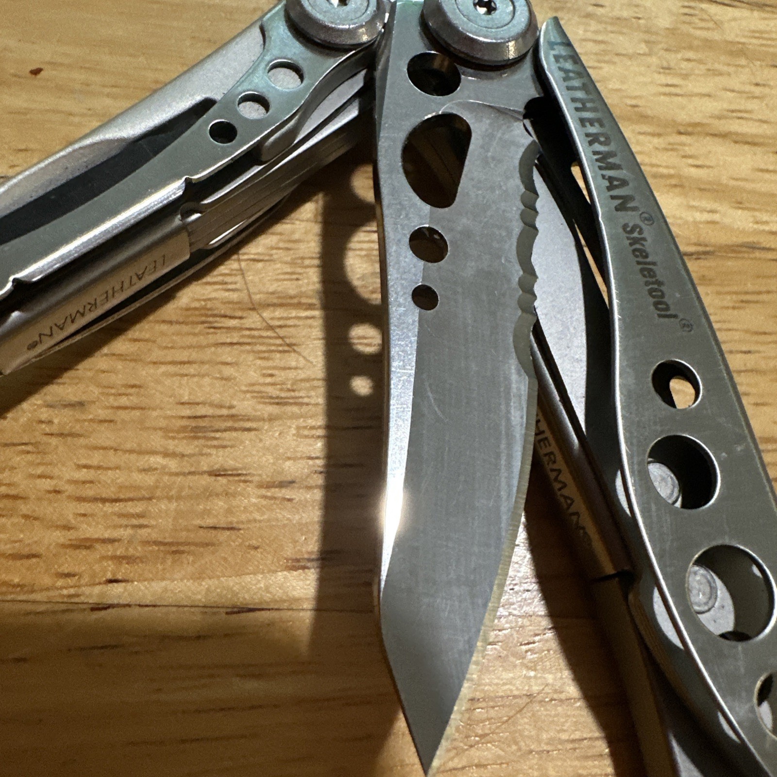 LEATHERMAN Skeletool Multi Tool – Combo Edge Blade Knife Pliers Carabiner Great