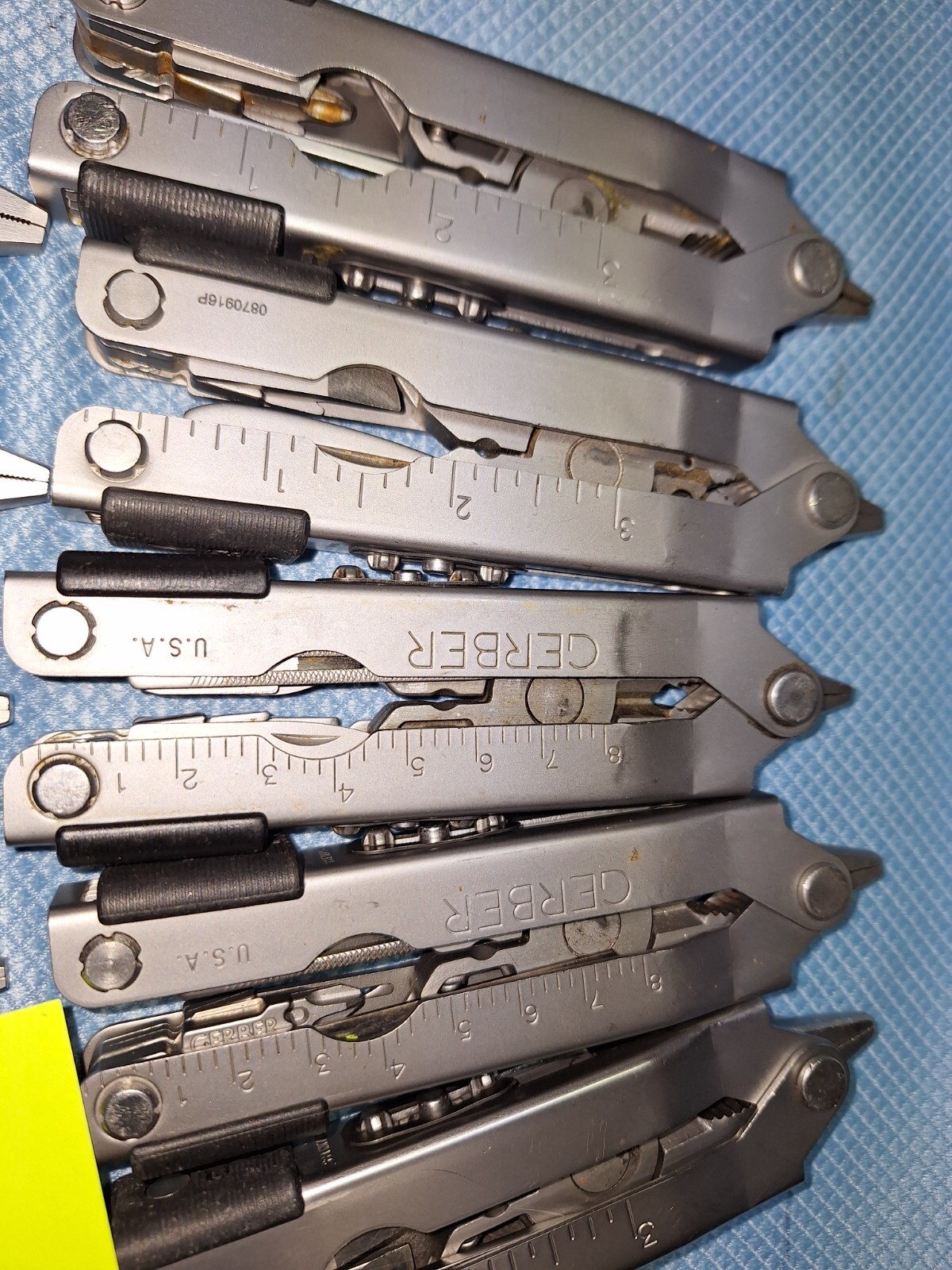 1 SILVER GERBER Multi Tools gifts one tool at random Lot 922