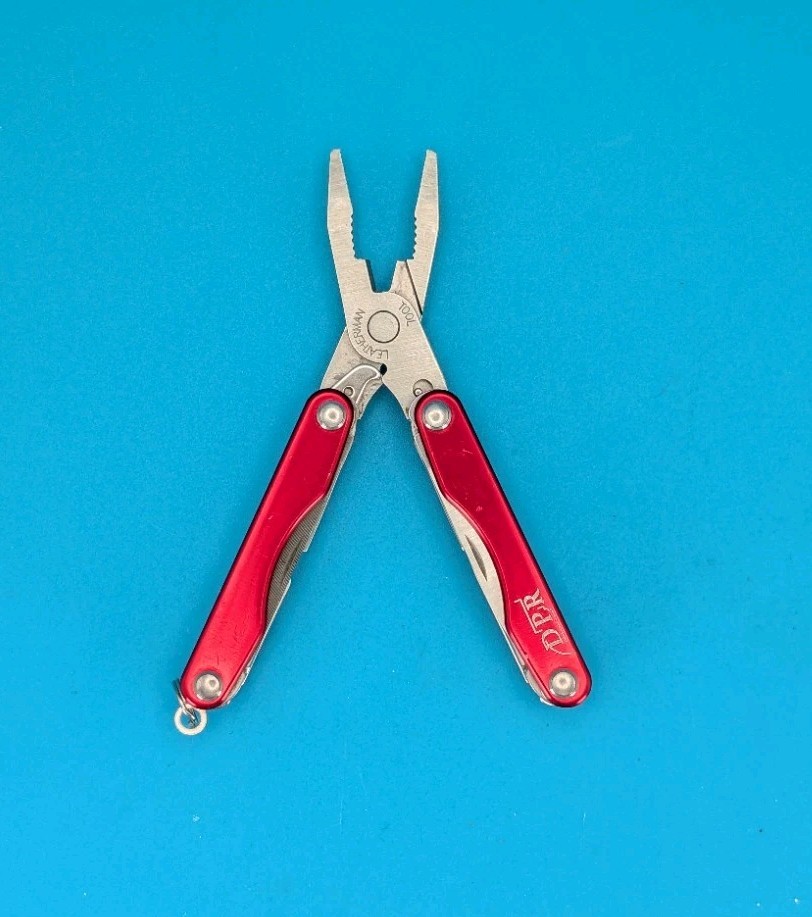 Leatherman Squirt P4 Multi-Tool, Key Ring, Retired, RED! *DPR*