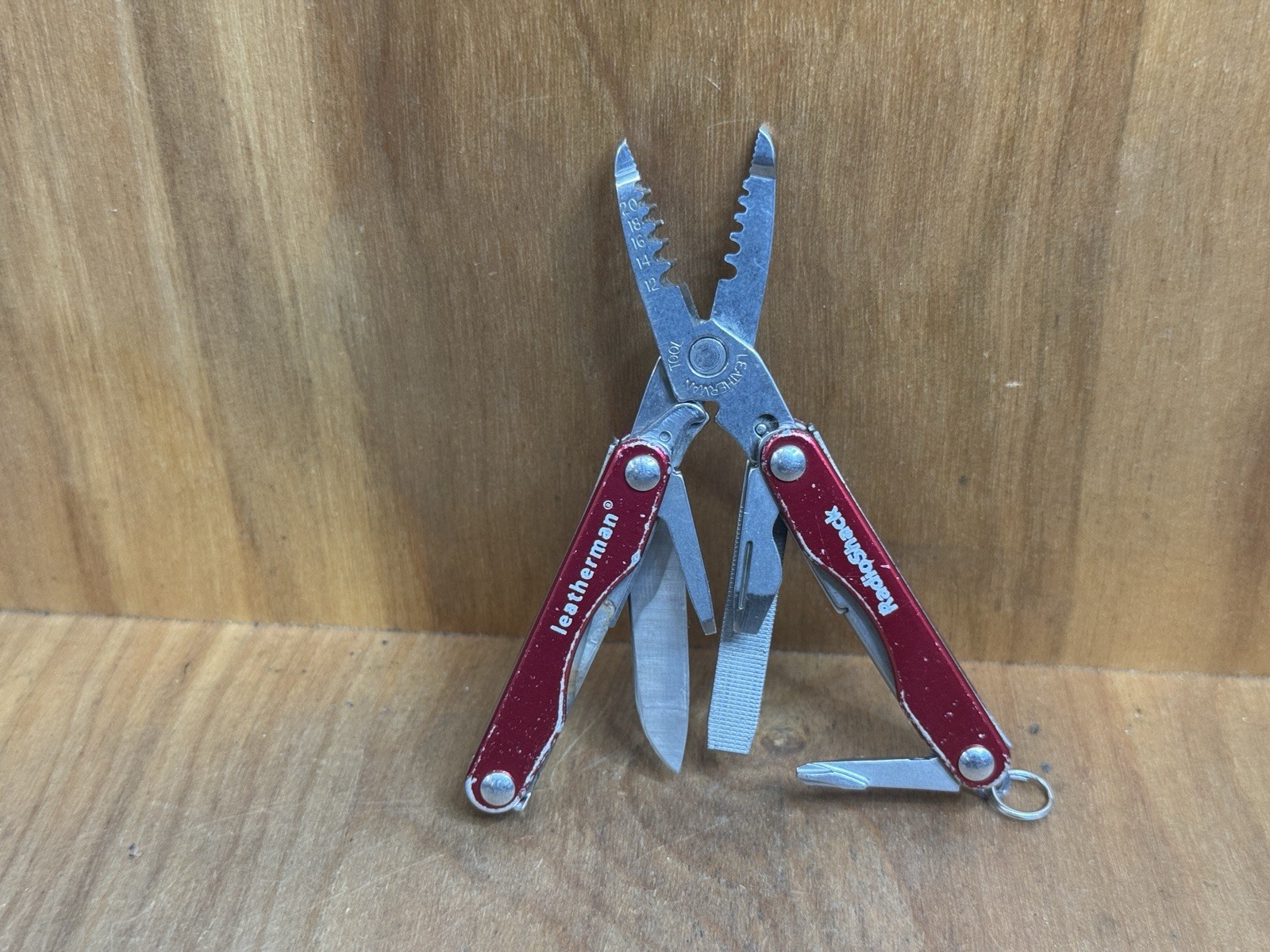 LEATHERMAN Squirt E4 Red Radio Shack Electrical Rare Limited Edition USA GREAT!