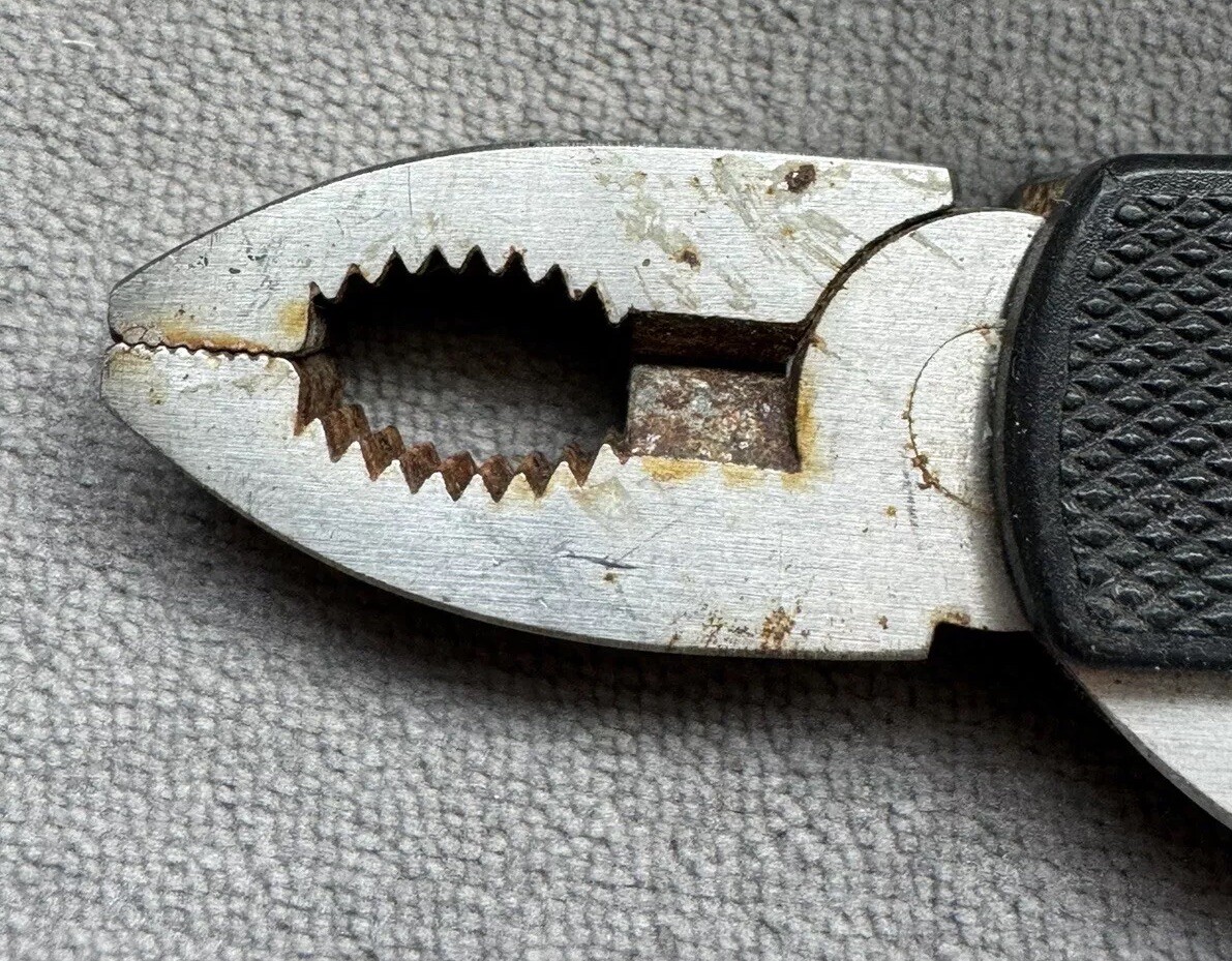 BROOKSTONE STANLESS STEEL MULTI-PURPOSE TOOL See Pics