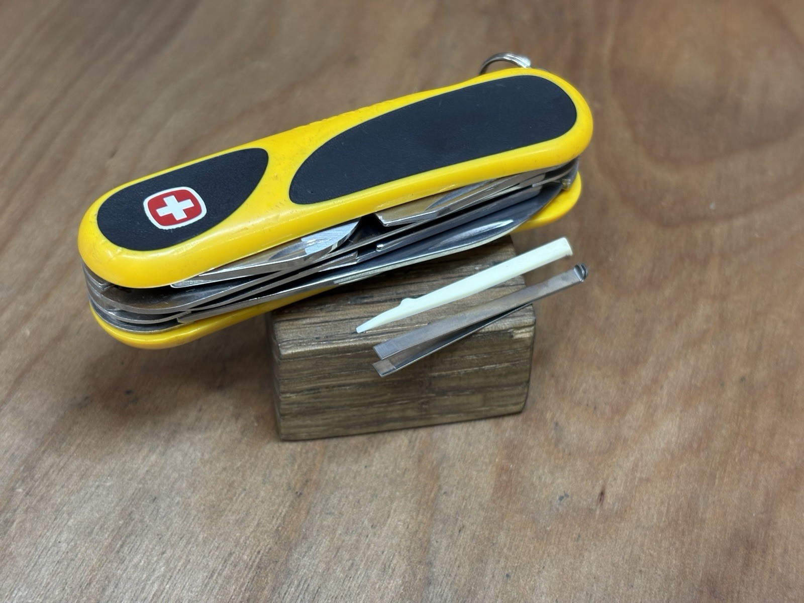 Victorinox Swiss Army Knives Evolution S18 Grip Yellow / Black NEAR MINT!