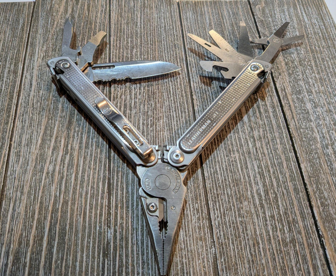 Leatherman FREE P2 Multitool Magnetic Lock Stainless Steel