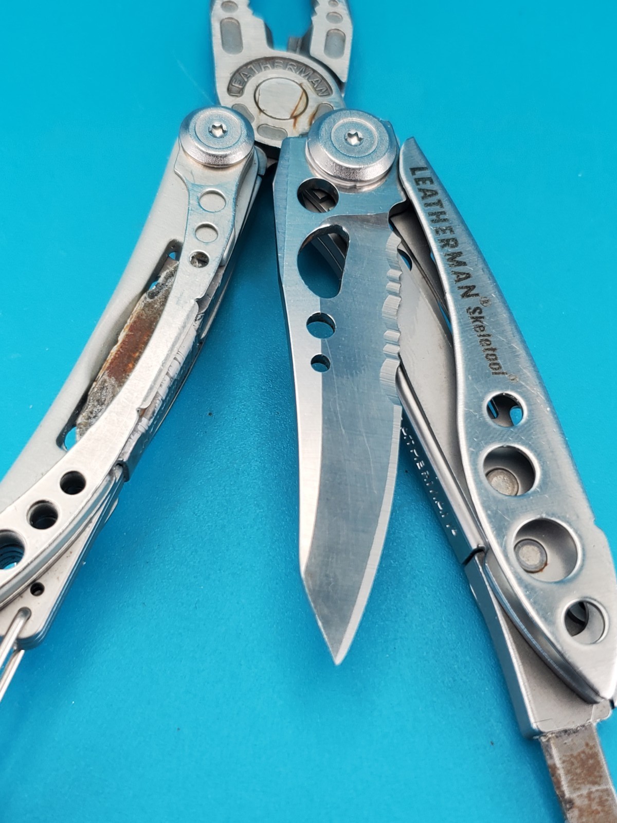 LEATHERMAN Skeletool Multi Tool – Combo Edge Blade Knife Pliers Carabiner!!!
