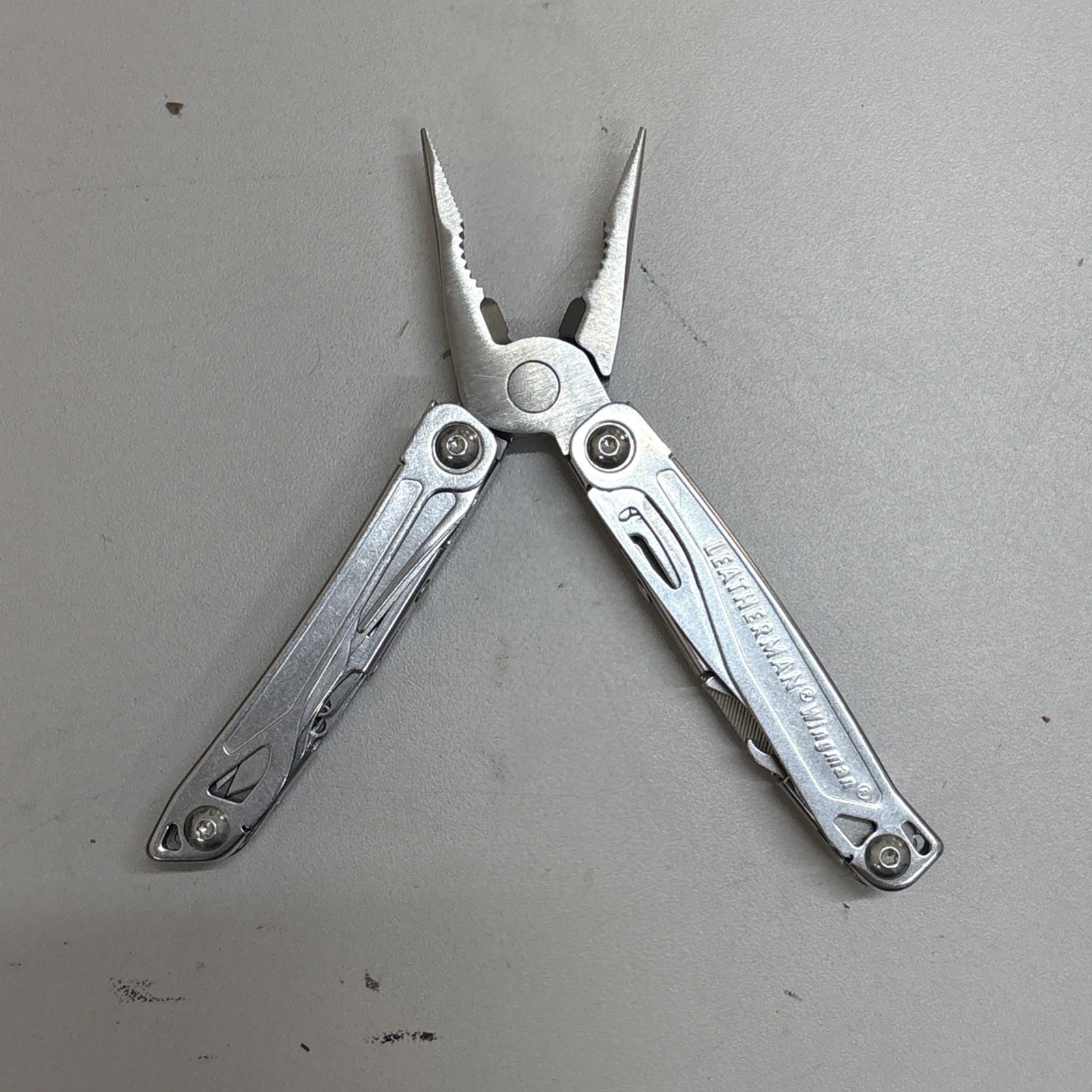 Leatherman Wingman Multitool with 14 tools Needle Nose pliers, wire cutter (030)